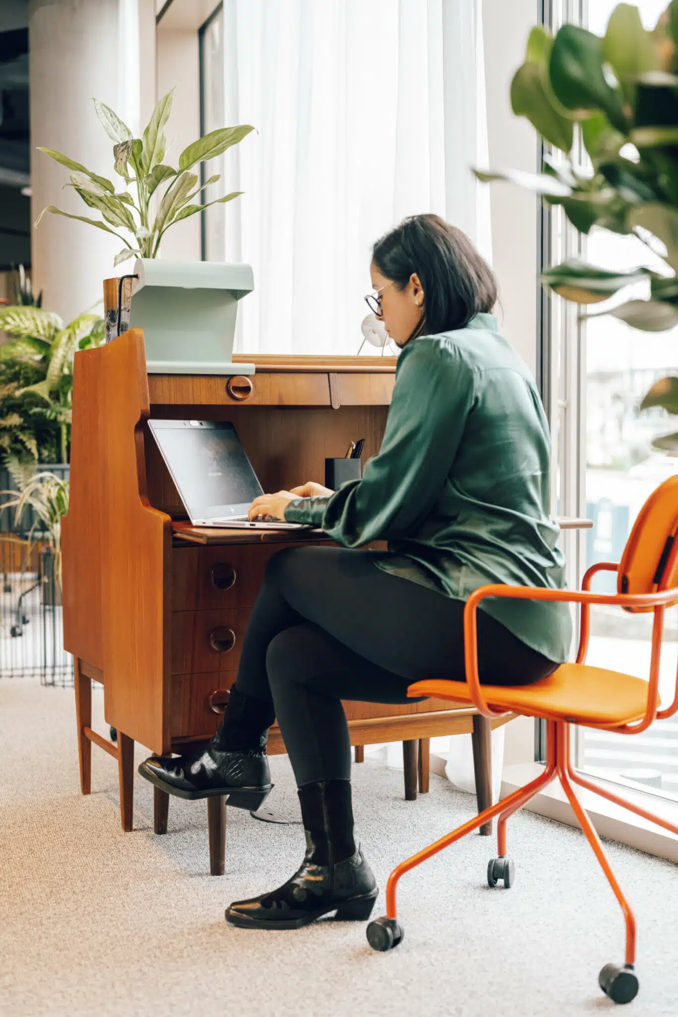 Frau arbeitet an einem Tisch im Revo Hotel München