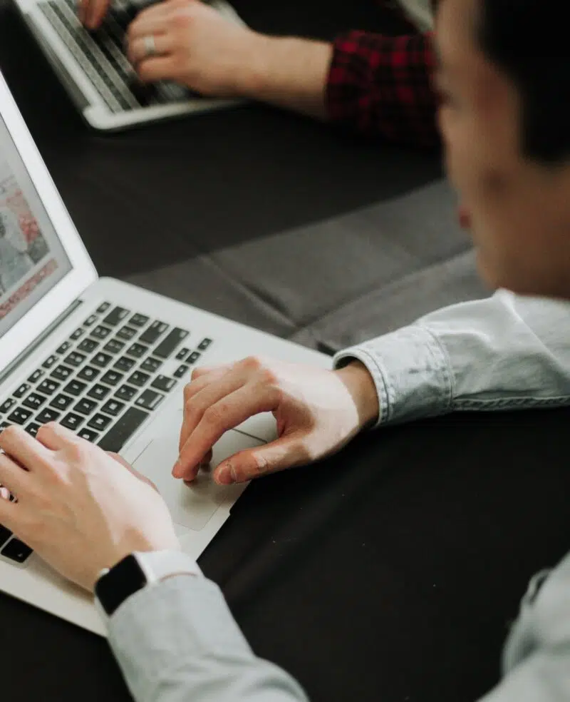 Person, die an einem Laptop arbeitet