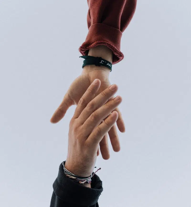 Sich gegenseitig die Hände reichen