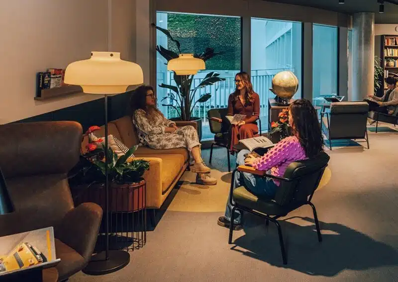 Ansicht der hoteleigenen Bibliothek