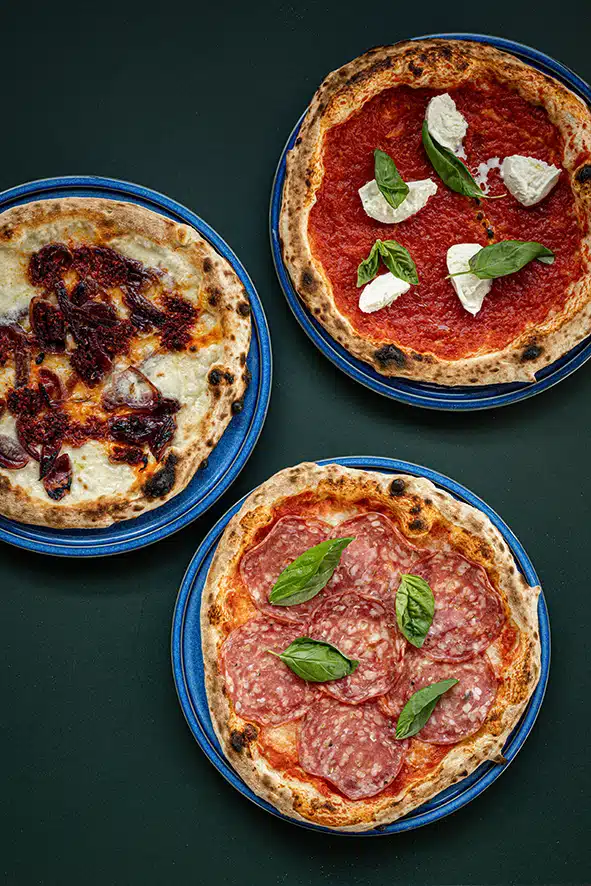 Verschiedene Pizzas im Restaurant